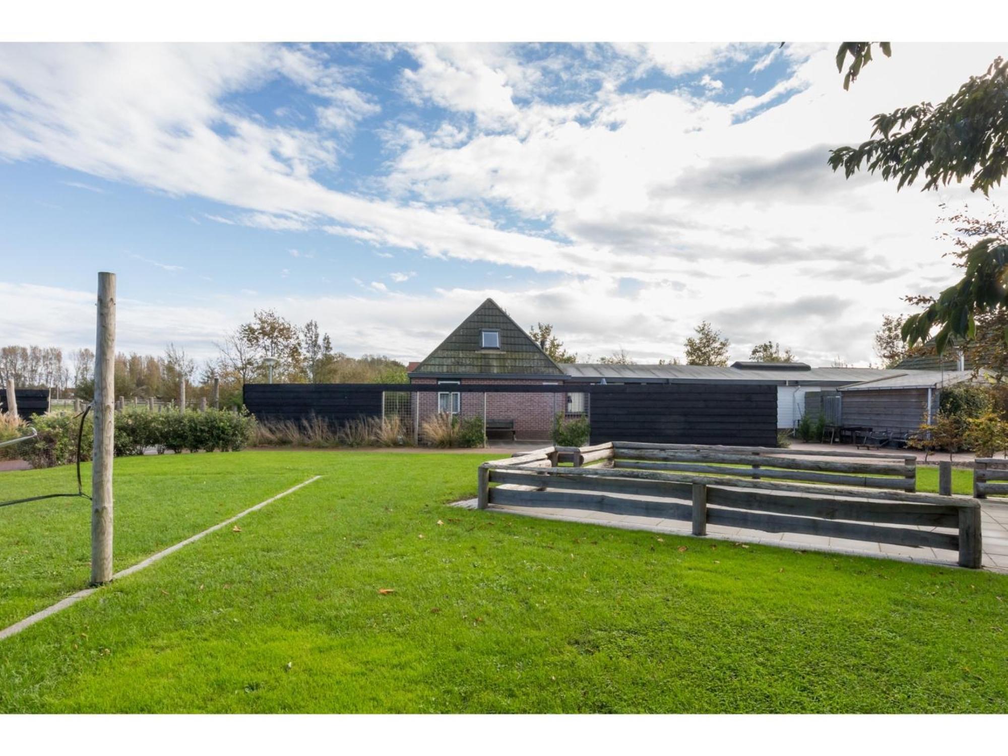 Family House On A Small Park With A Large Playing Field Сероскерке Экстерьер фото